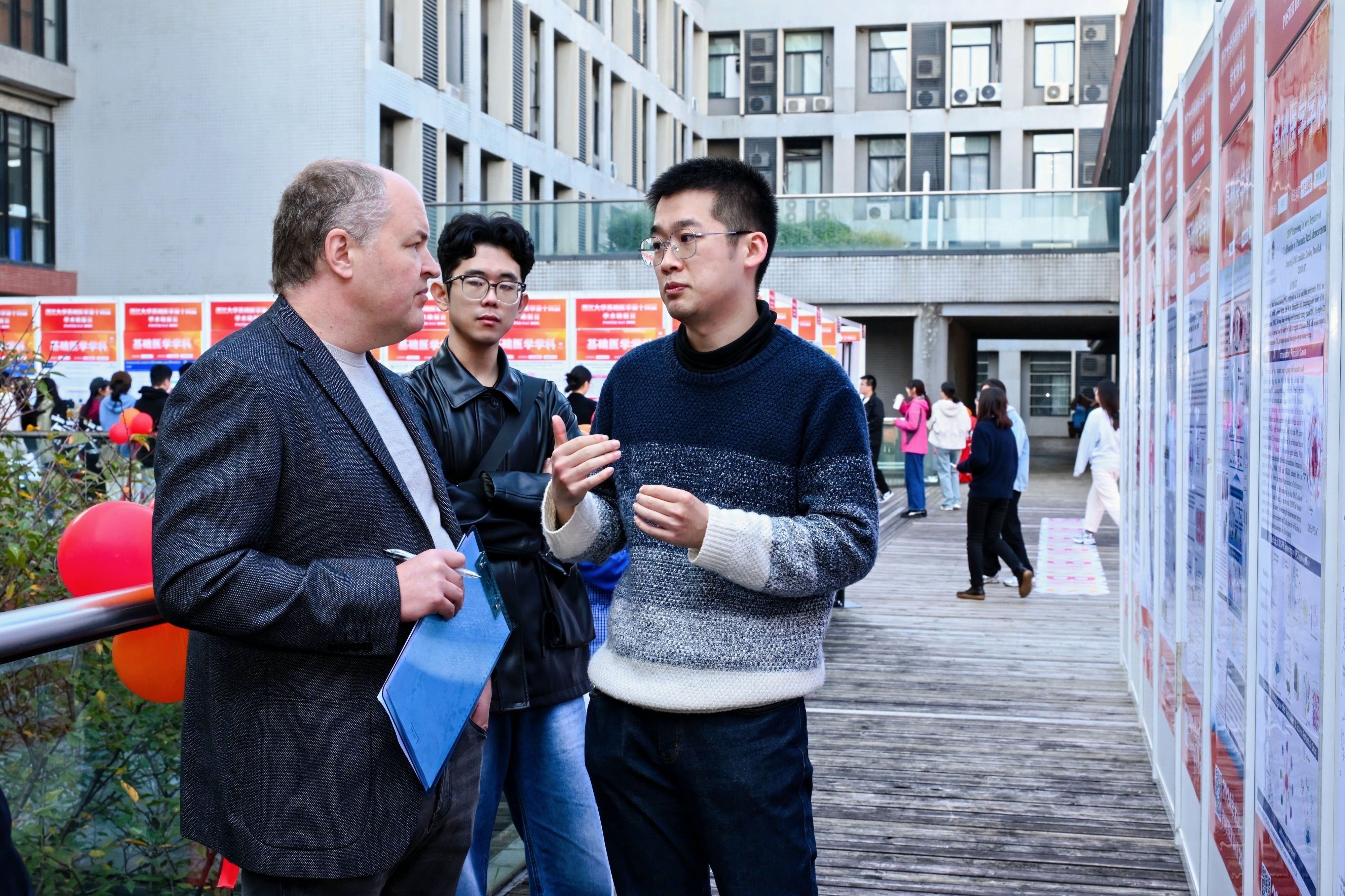 Steady development, cross exploration | ZJE graduate students participate in the 14th  Poster Day of  School of Basic Medical Sciences  Zhejiang University